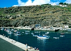 La Gomera, Hafen von Santiago an der Südseite der Insel : Boote, Travellift, Yachten